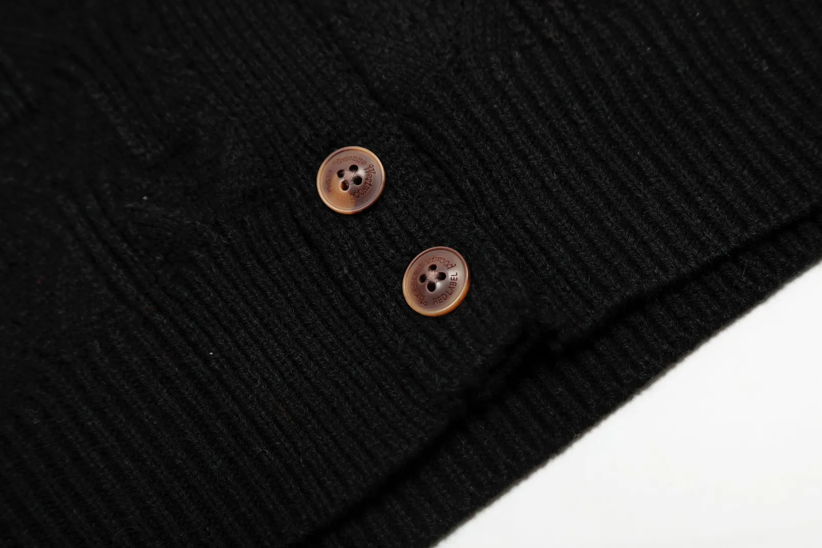 VIVI141#Top quality" vivienne west wood new lotus leaf lapel design cardigan for the Year of the Snake Queen Mother Vivienne Saturn's new classic LOGO knitted twist sweater wool cardigan 2024 autumn latest style can be worn all year round Super compatibility Thin four-season style Use it as a jacket when it is hot and wear it as an inner layer when it is cold 🧩100% restoration of heavy-duty weaving 🧩Wool blended version 🧩Original purchase Real mold opening 🧩Original purchase records and comparison pictures can be provided. Place your order with confidence 🧩Customized laser buttons. The texture is clean and clear and fully restored. Size: 1 yard (80-110 pounds) 2 yards (110-140 pounds) Color: red black